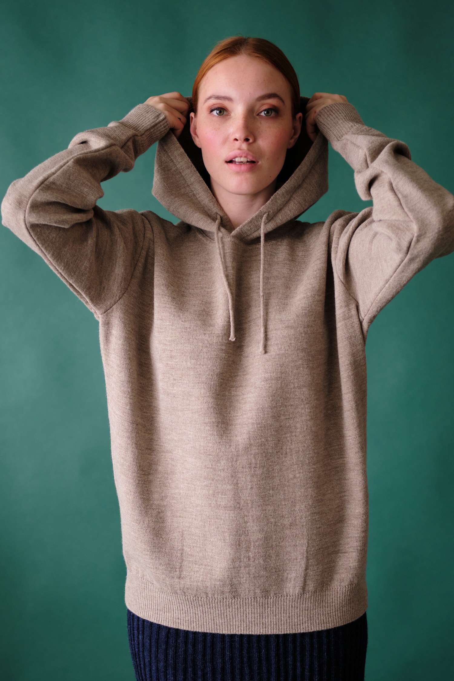 Hoodie stickad huvtröja, greige - Bild 4