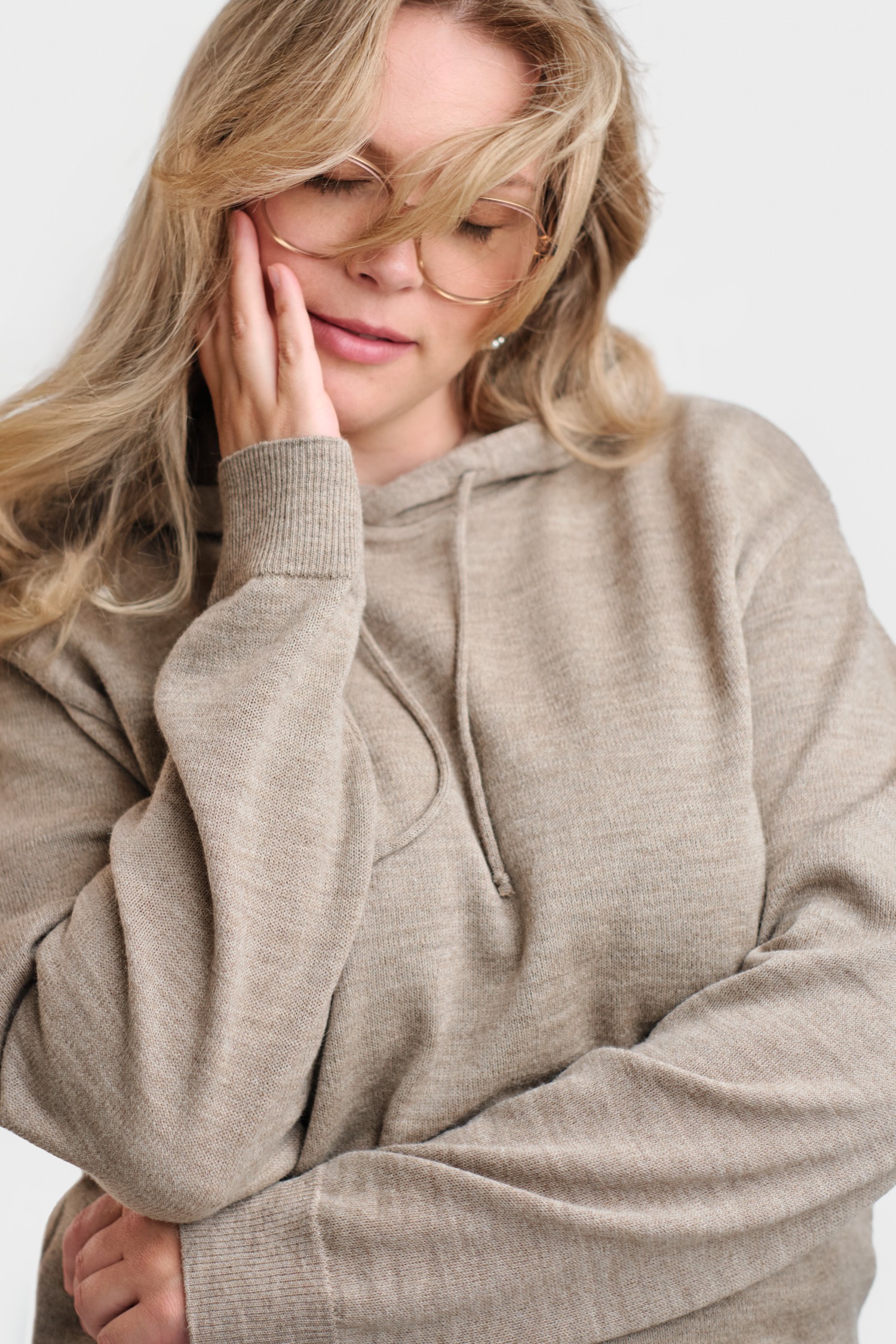 Hoodie stickad huvtröja, greige - Bild 3